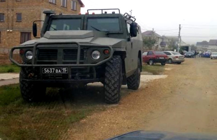 Auf der Krim verhören Sicherheitskräfte Menschen in einer Moschee