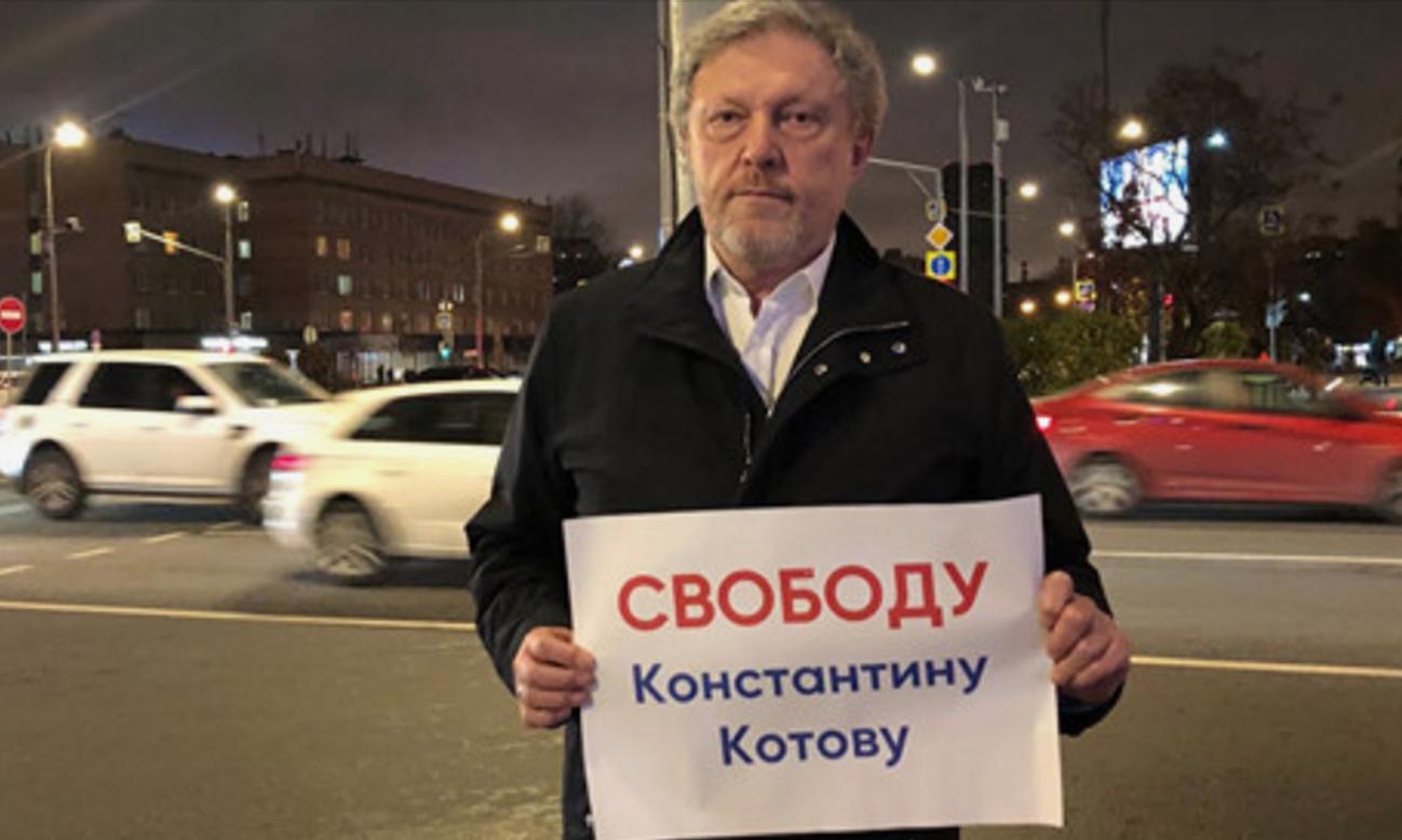 Григорий Явлинский вышел на пикет в поддержку политзаключенных