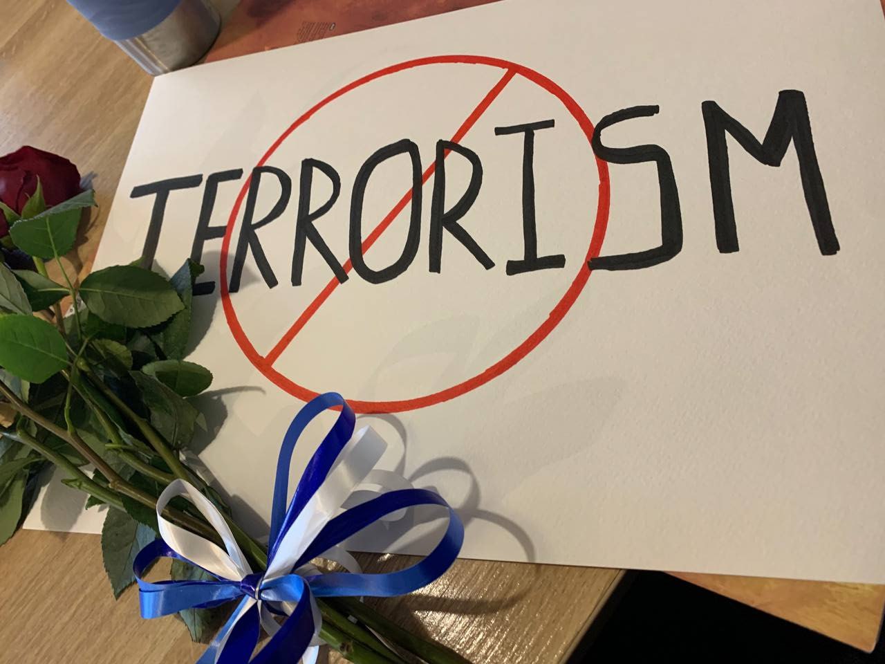 В Москве у посольства Израиля задержали девушку с плакатом против терроризма